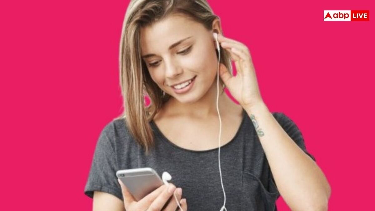 Earphone Side Effects: क्या दिनभर लगाएं रहते हैं ईयरफोन? धीरे-धीरे घट रही आपकी सुनने की क्षमता