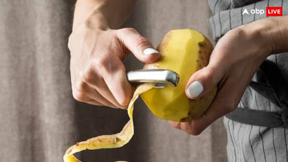 क्या आप भी कचरा समझकर फेंक देते हैं आलू के छिलके, फायदे जान लेंगे तो कभी नहीं करेंगे ये गलती