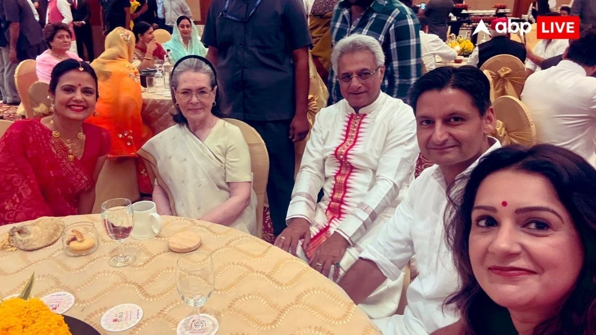सोनिया गांधी, अखिलेश-डिंपल, प्रियंका चतुर्वेदी, तस्वीरों में देखें महुआ-पिनाकी के रिसेप्शन में कौन-कौन पहुंचा?