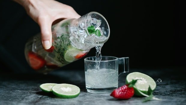 Summer Detox Drink: Mint-Fennel Water To Beat Heat, Bloating And Gut Issues