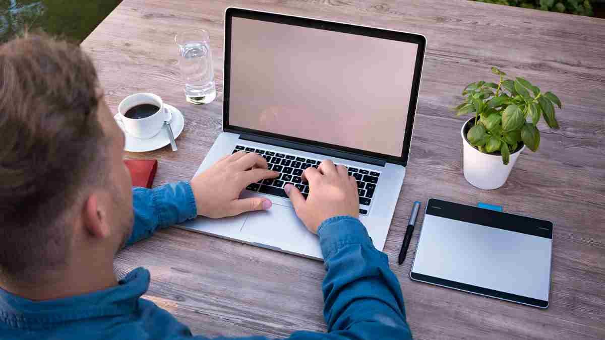 बजट भी सेफ, गेमिंग से लेकर स्टडी तक परफॉर्मेंस भी टॉप, जाने 50 हजार में बेस्ट Laptops की लिस्ट