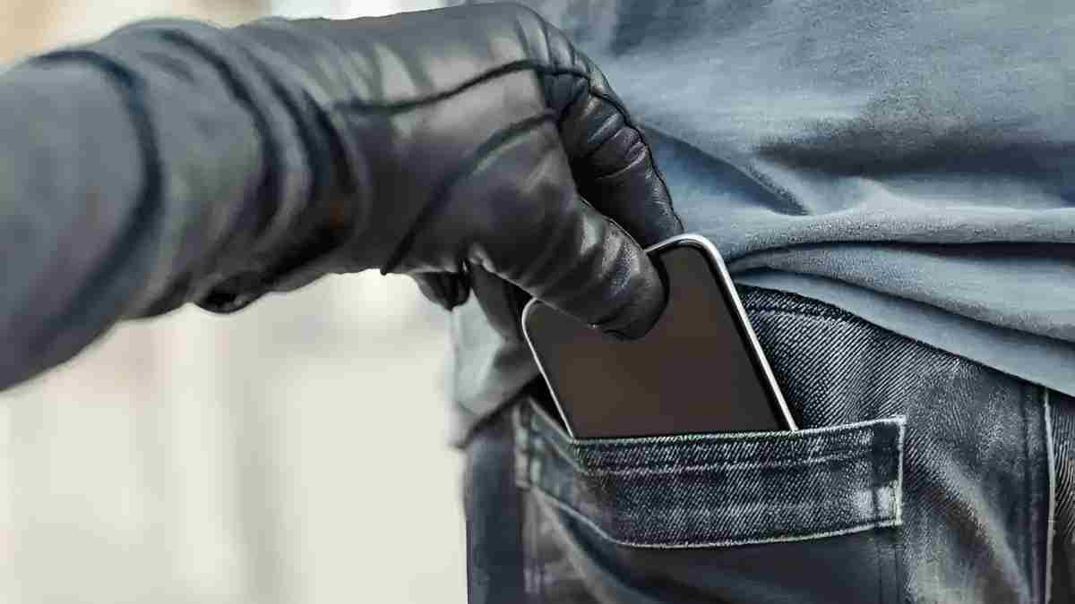 अगर आपका भी फोन हो जाए चोरी! तो घबराएं नहीं, बस फटाफट उठाएं ये ज़रूरी कदम