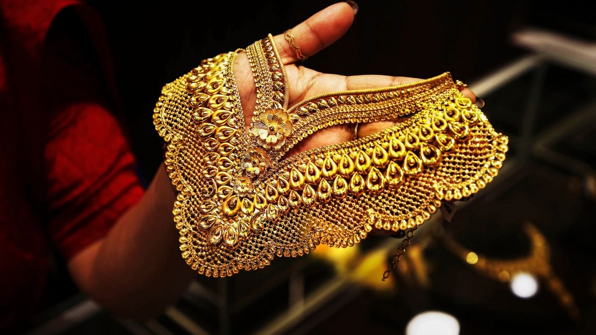 सोने में एक महीने में सबसे बड़ी गिरावट से डरे निवेशक, अब आगे होगा महंगा या और गिरेगी कीमत?