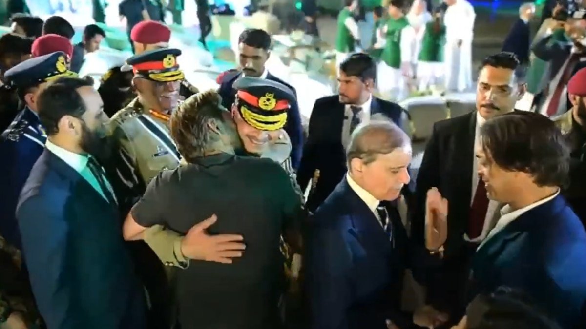 VIDEO: शाहिद अफरीदी ने पार की बेशर्मी की हद, असीम मुनीर को चूमा! कहा- दुश्मन को आपने...
