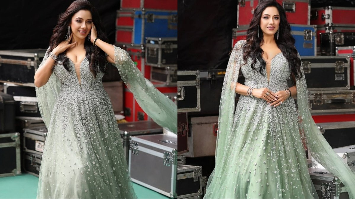 टीवी की अनुपमा पर चढ़ा ग्लैमर का खुमार, डीपनेक गाउन में दिए ऐसे-ऐसे पोज