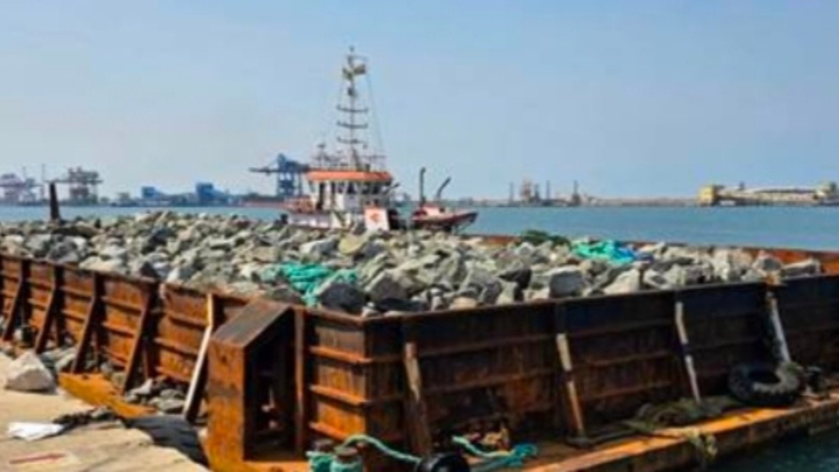 भारत के समंदर में तस्करी नहीं आसान! करोड़ों का हशीश ऑयल जब्त, मालदीव जा रहे जहाज से 3 अरेस्ट