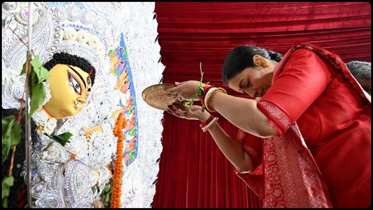 विजयदशमी के रंग में रंगीं स्मृति ईरानी, लाल साड़ी पहन पंडाल में किए मां दुर्गा के दर्शन