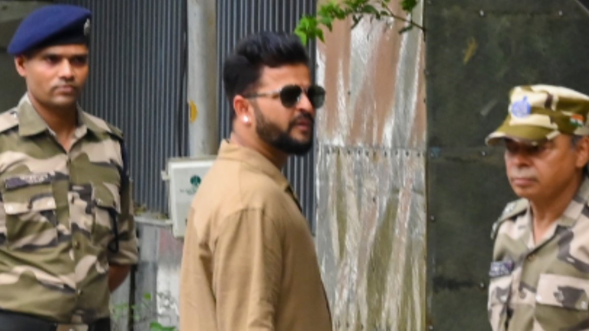 काला चश्मा... कानों में टॉप्स पहने ED दफ्तर पहुंचे सुरेश रैना, 9 घंटे तक चली पूछताछ में क्या बताया? जानिए