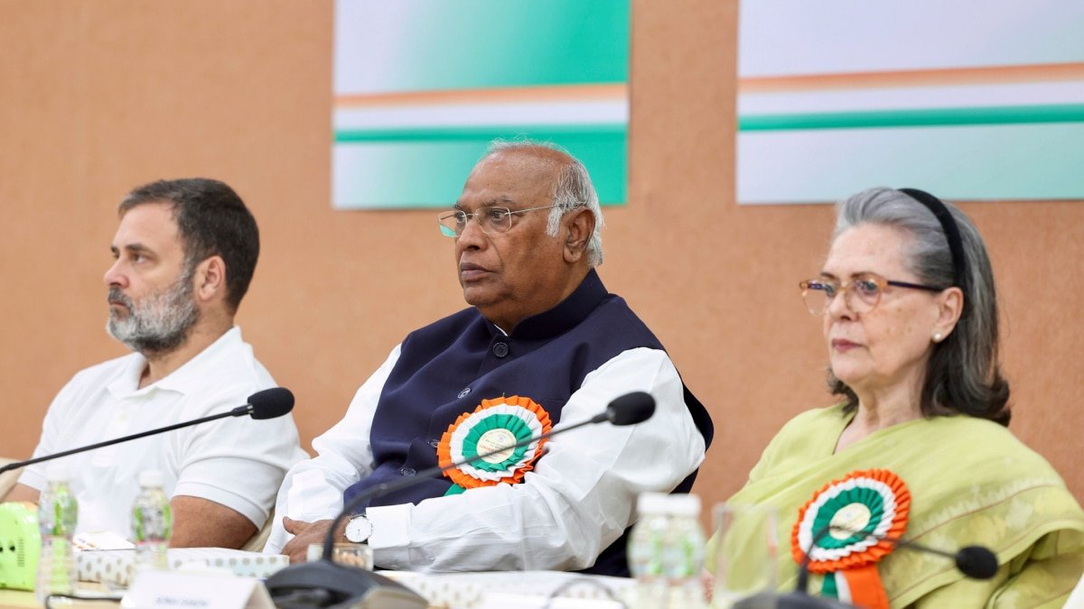 सलाह लेने सरदार पटेल के घर जाते थे जवाहर लाल नेहरू, CWC की बैठक में बोले खरगे, RSS पर लगाए गंभीर आरोप