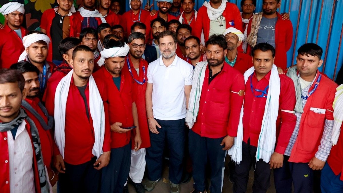 अचानक नई दिल्ली रेलवे स्टेशन पहुंचे राहुल गांधी, कुलियों से पूछा हालचाल, बोले- भगदड़ में पेश की इंसानियत की मिसाल