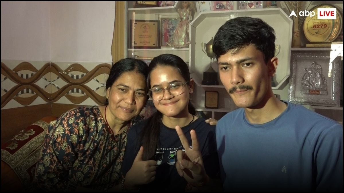 उत्तराखंड बोर्ड टॉपर अनुष्का ने जेईई मेन में भी मारी बाजी, शिक्षा मंत्री ने खुद फोन करके कही यह बात