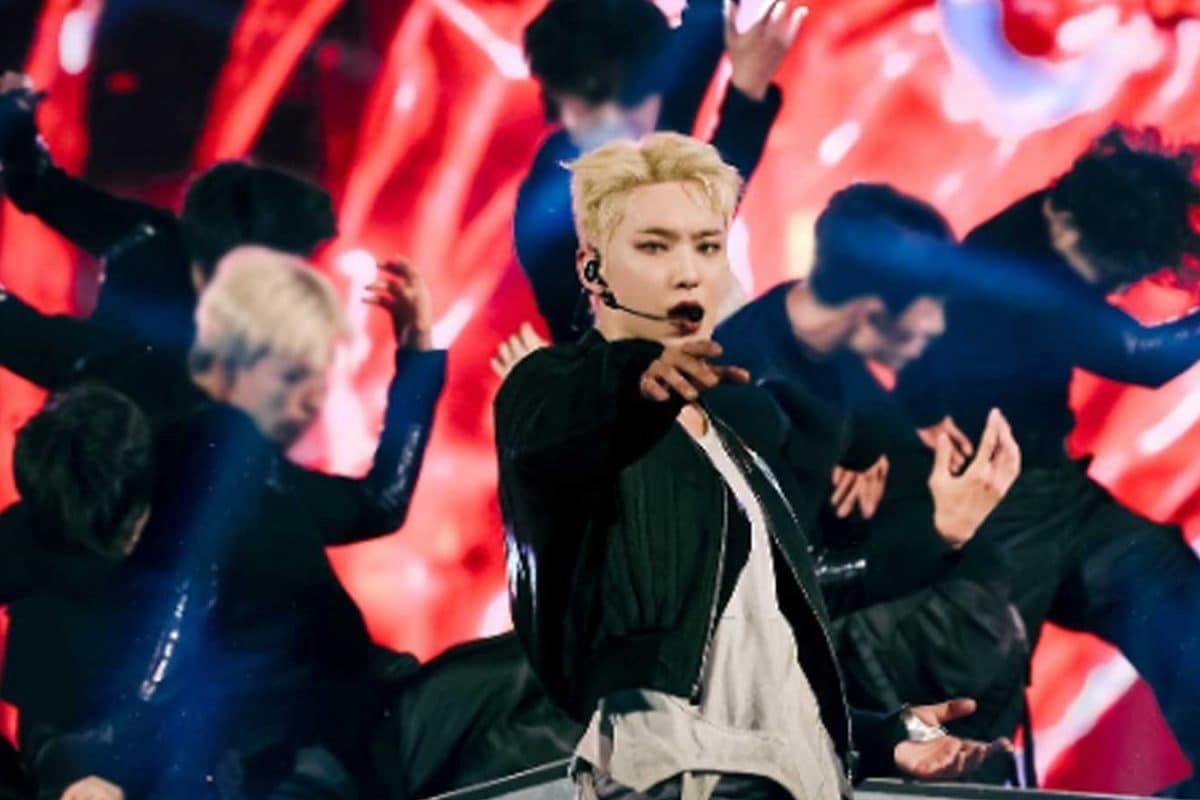 SEVENTEEN’s Hoshi Greets Media At Milan Show, But It Turns Out To Be A Fan Page