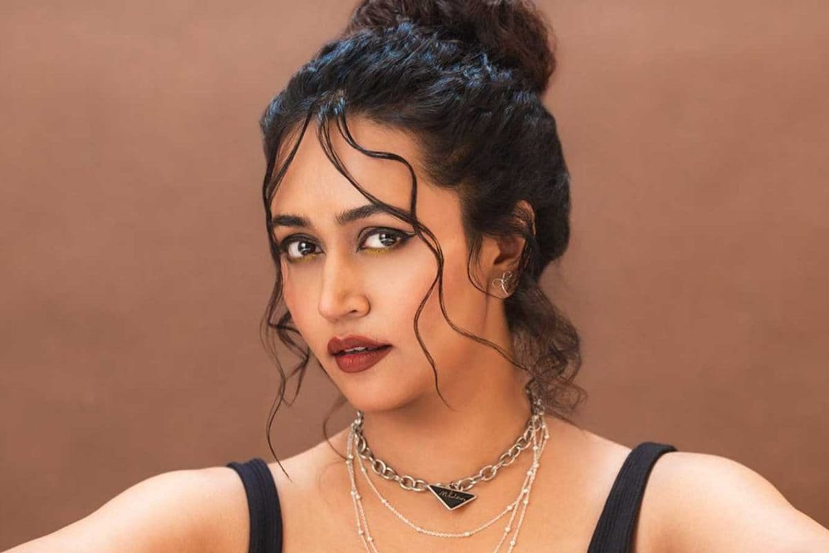 Panchayats ‘Rinki Sanvikaa Wows Fans With Retro Look: ‘Dekh Raha Hai Binod’