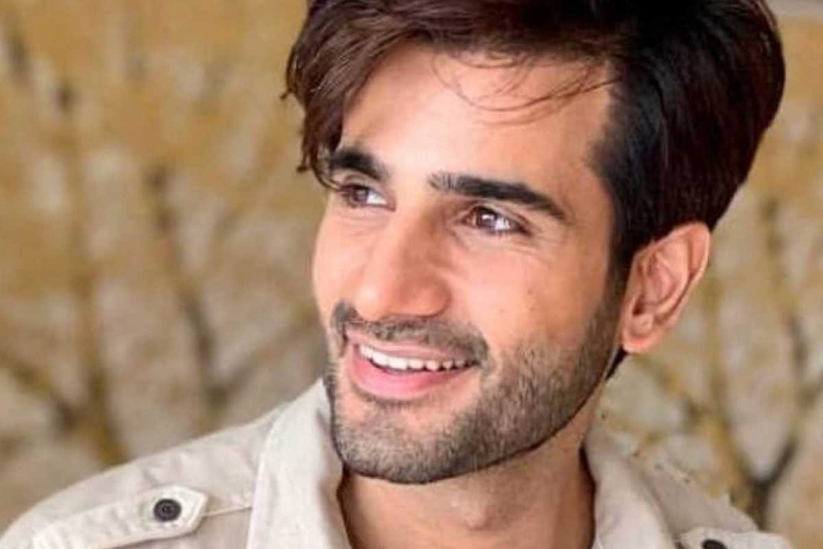 Karan Tacker Can’t Get Over The Coldplay Fever, We Dont Blame Him