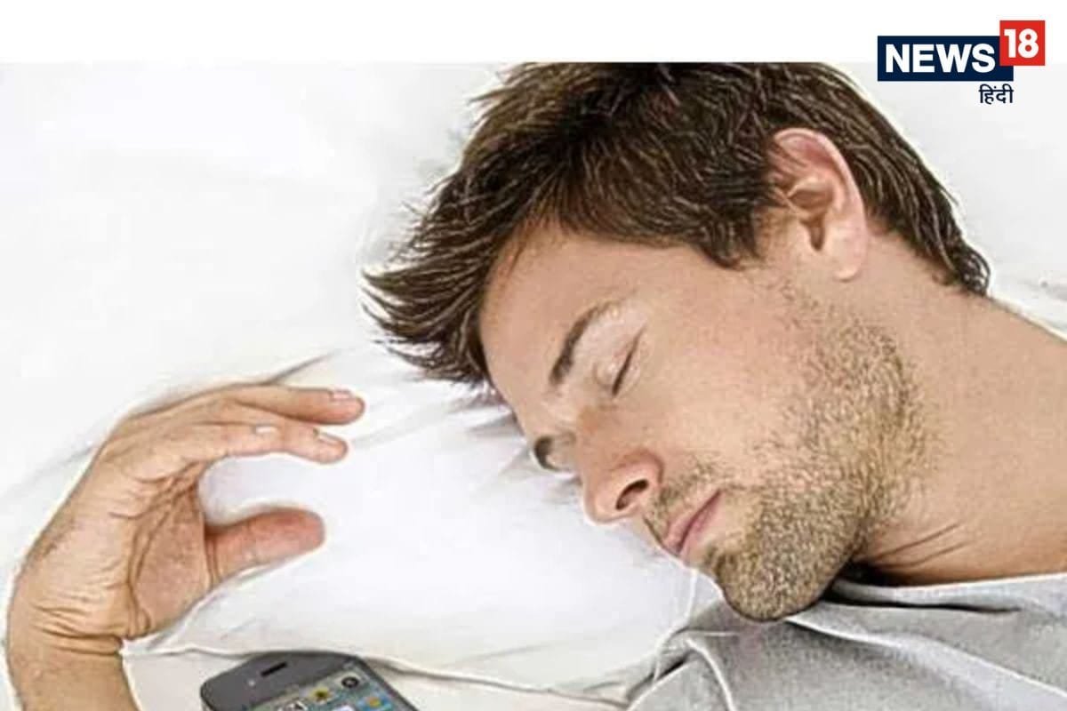 तक‍िए के पास मोबाइल फोन रखकर सोने से क्‍या हो सकती है मौत? जानें सच्‍चाई