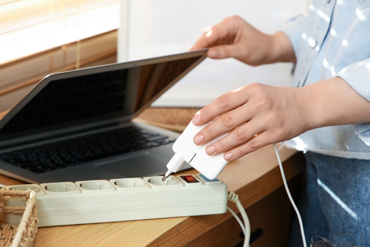 लैपटॉप को हमेशा चार्ज पर रखना ठीक है या गलत? कन्फ्यूज रहते हैं लोग