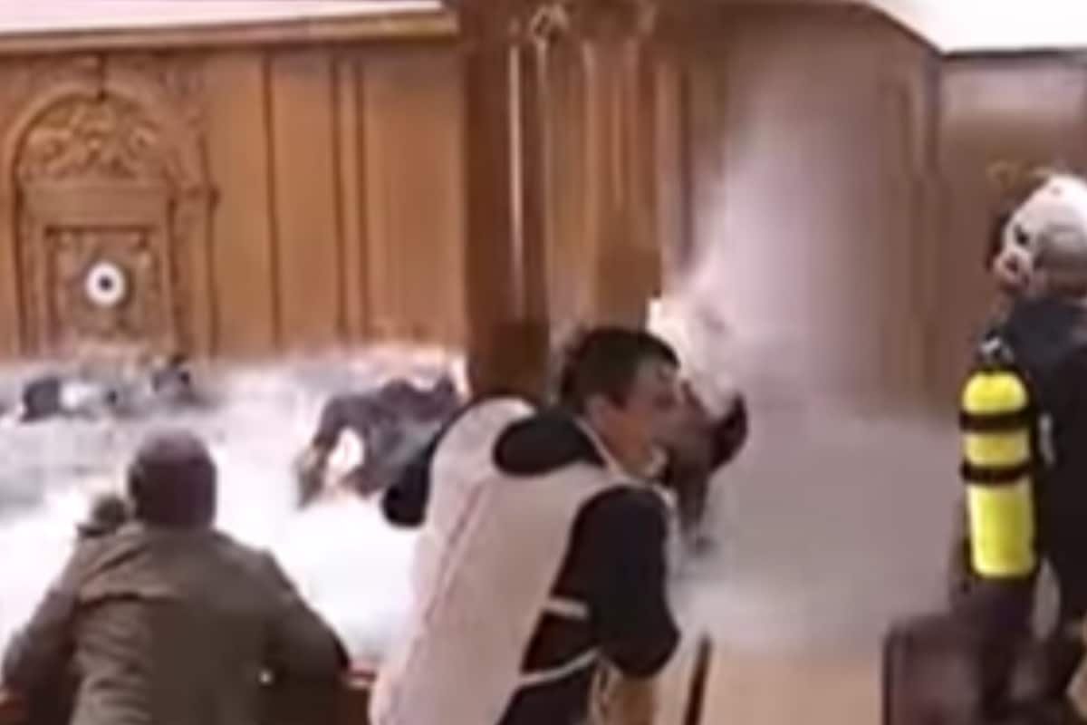 DYK James Cameron Dumped 90,000 Gallons Of Water To Make This Titanic Scene Look Real?