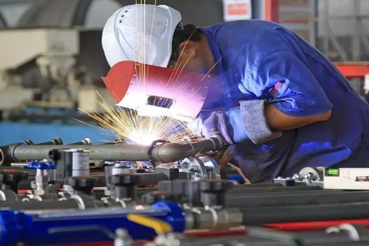 Chinas Factory Activity Contracts In January For First Time In 4 Months