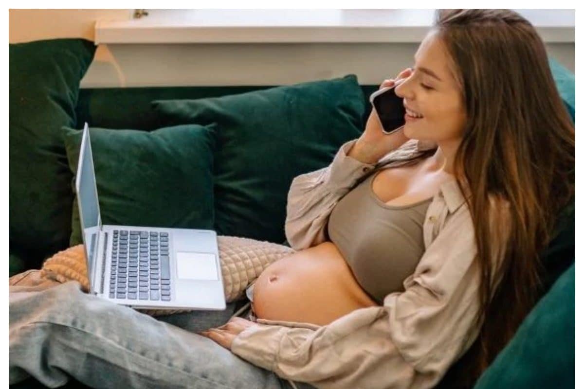प्रेग्‍नेंसी में लैपटॉप अपने पैर पर रखकर काम करना सेफ है? 90% लोग नहीं जानते