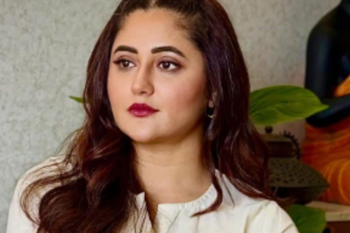 From Retro Sarees To Minimal Suits, Rashami Desai Nails Every Traditional Look