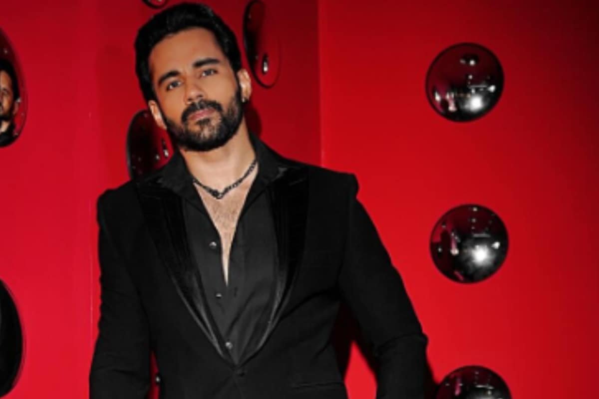 Abhishek Bajaj Turns The Heat Up In All-Black Suit, Call Himself ‘Sherdil’