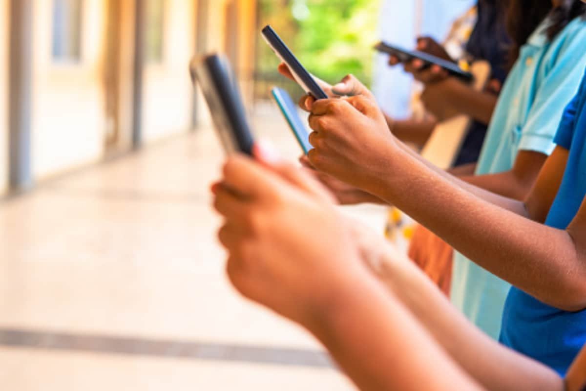 China’s Moves Threaten India’s Rs 2.6 Lakh Cr Smartphone Export Push, Warns Industry Body