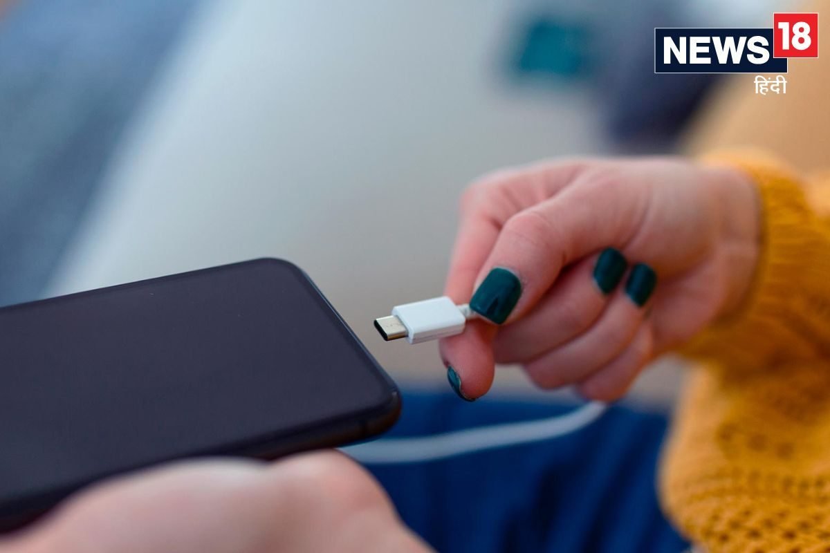 फोन चार्जिंग में लगाकर क्या आप भी करते हैं ये काम? तबाह कर देगी ये आदत