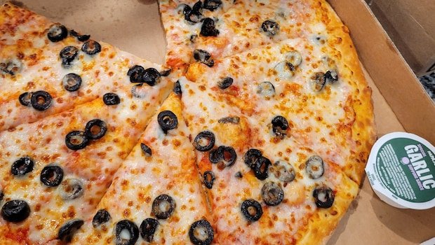Viral: Womans Common Pizza Topping Sparks Debate, Foodies Are Confused