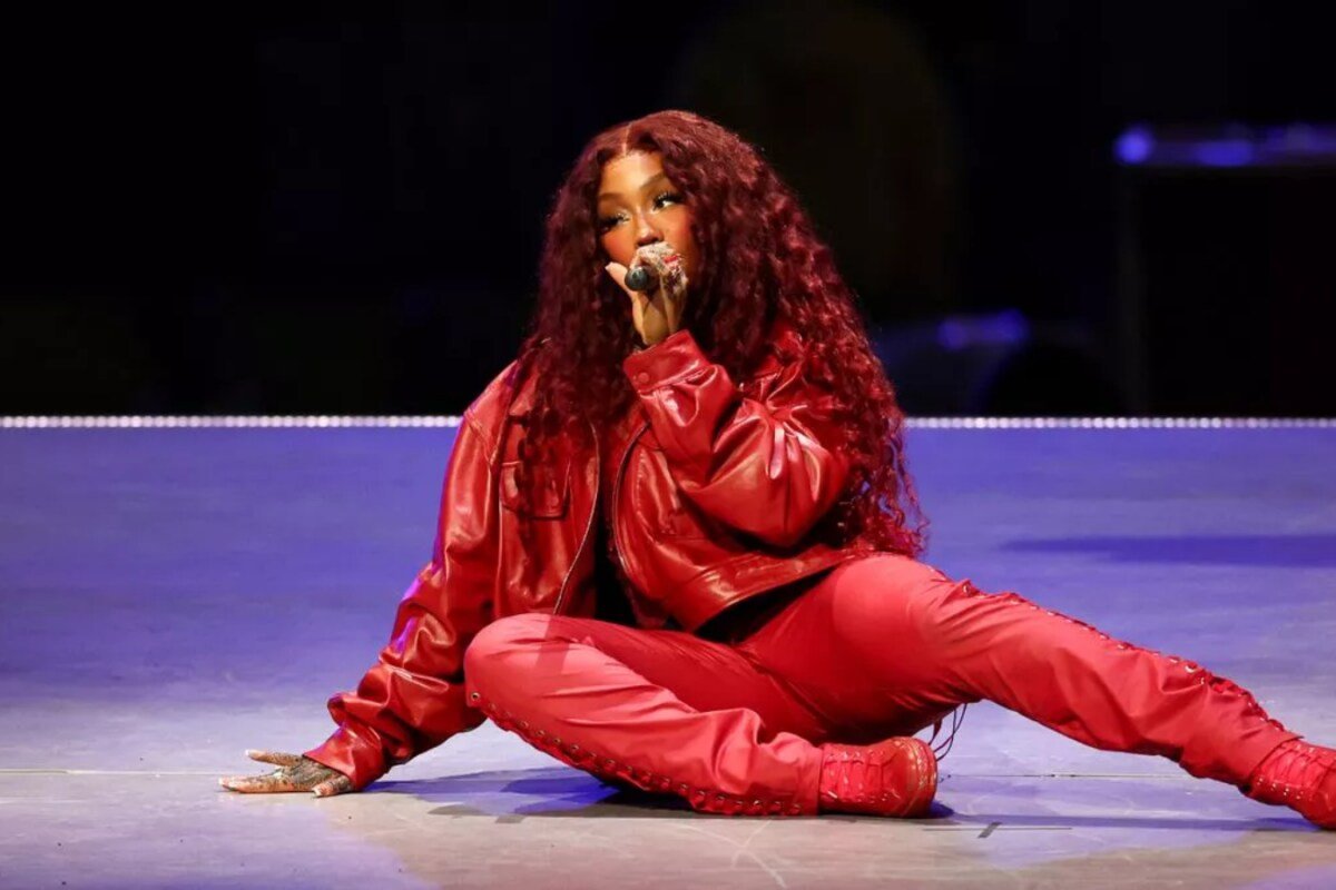 Watch: SZA Nearly Falls On Stage As Dancer Loses Balance
